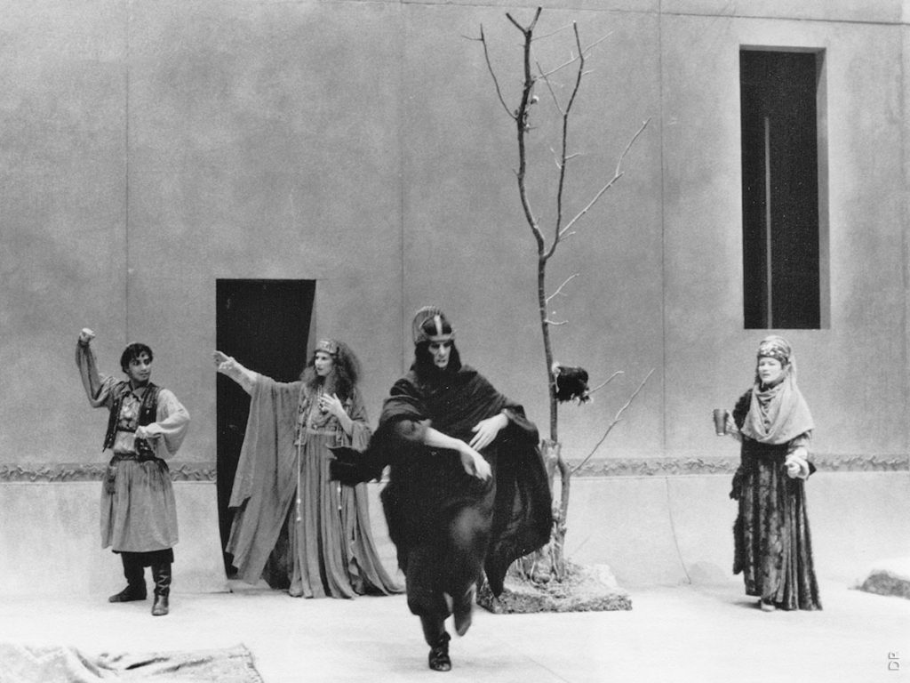 Aloual (Egisthe), Marie-Claire Davy (Clytemnestre), Jean-Yves Pénafiel (Oreste), Olga Jirouskova (La servante Antebeia)